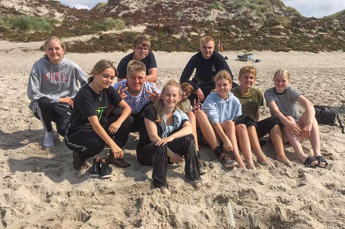 Efterskoleelever på stranden