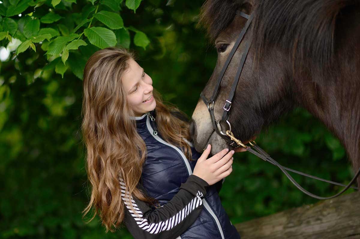 Ridepige med islænderhest på Husby Efterskole ridelinje