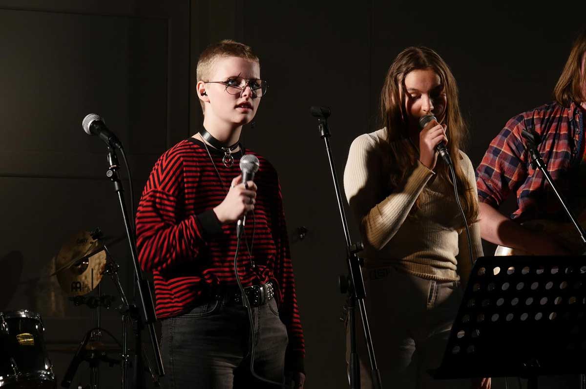 Efterskolens musiklinje spiller koncert